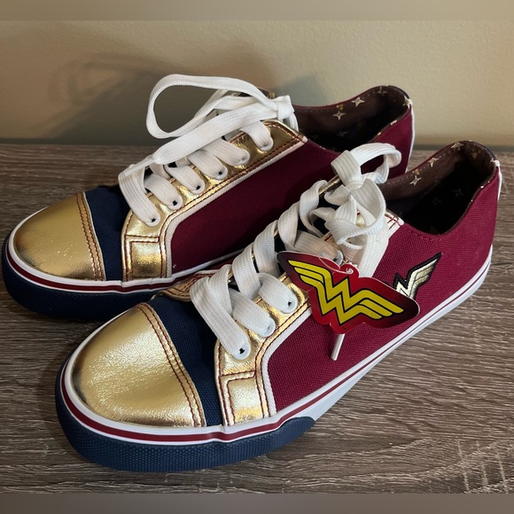 Ground Up Women’s Wonder Woman Sneakers Size 6 NEW Superhero Cosplay - Picture 1 of 2